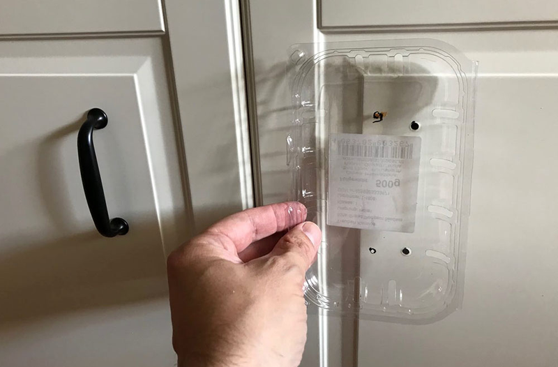 Para calcular donde van los agujeros de los tiradores puedes usar un plástico transparente con dos perforaciones a la distancia exacta. El mĂo era la tapa de una caja de fresas.